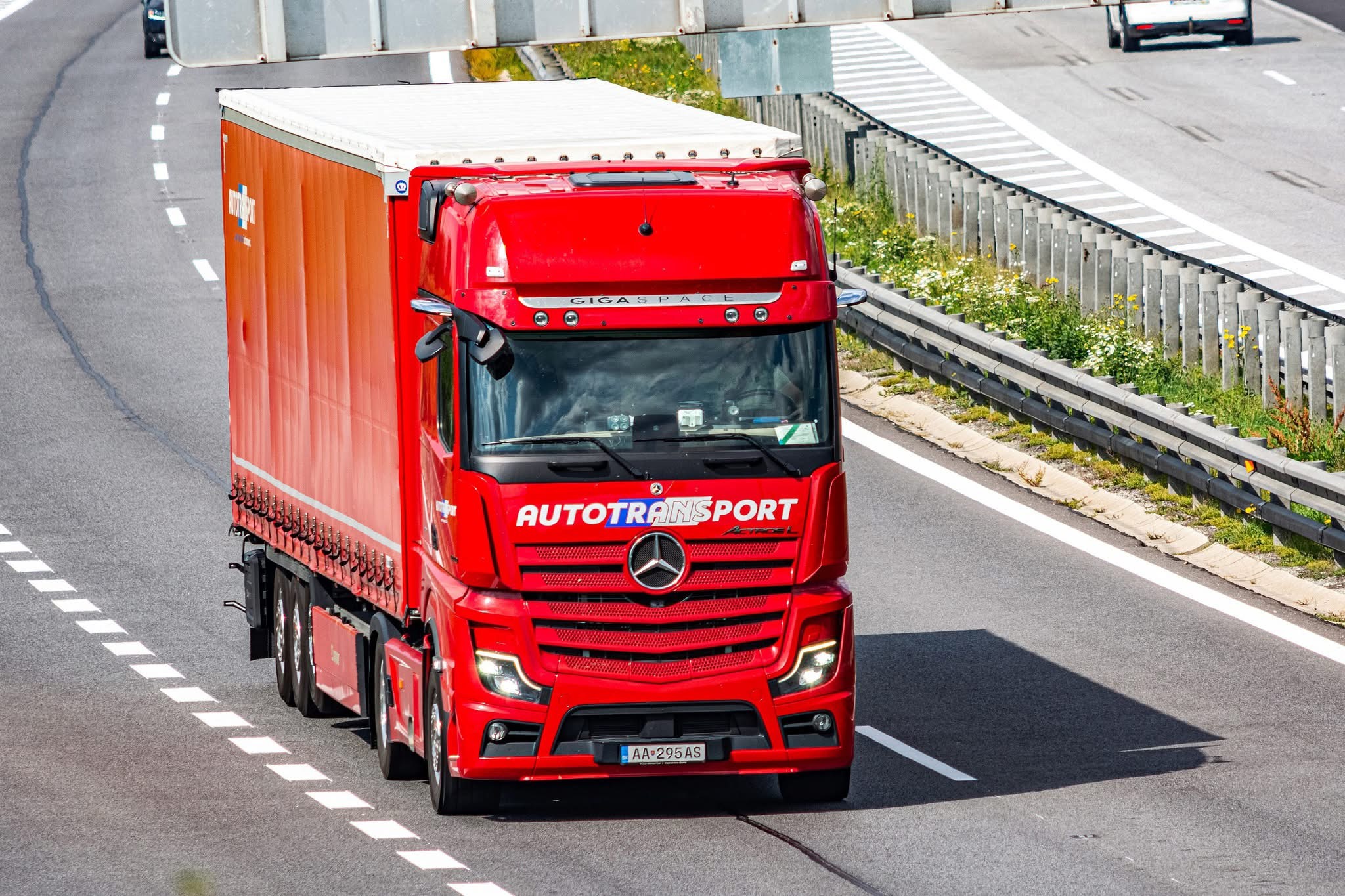 AUTOTRANSPORT – reliable partner for international and domestic transport, freight forwarding and truck service across Europe. Over 30 years of experience.